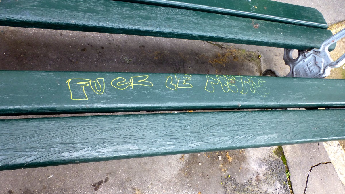 I stopped to rest at a bench and found this message left by a previouus sitter. It appears that they weren't happy with the subway. (<i>Excusez mon français.</i>)