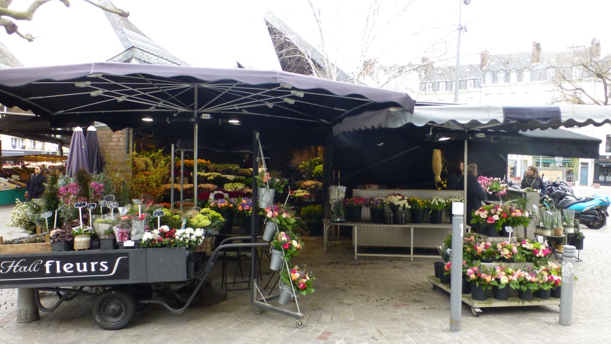 In the market, one of the most important vendors is that of <i>fleurs</i>.