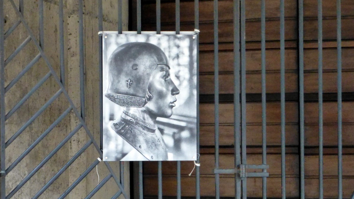 A sketch of St. Joan of Arc on the the entrance to the <i>L'église Sainte-Jeanne-d'Arc</i>