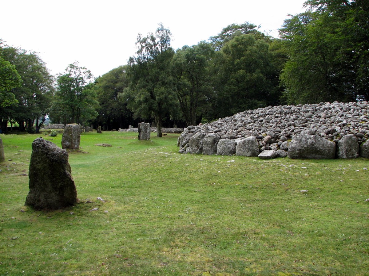 Here you can see many remaining stones that once made an entire circle of the cairn.