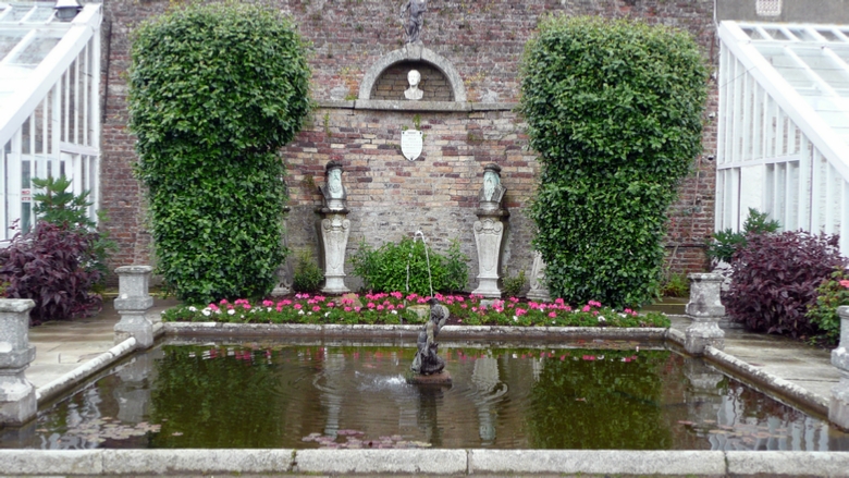 Julia’s Memorial with busts of Michaelangelo and Leonardo da Vinci