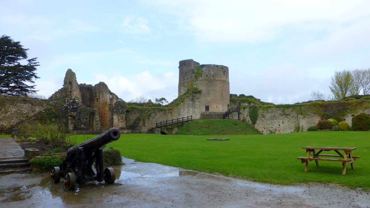 Looking d the Keep sitting on its man-made mound once topped by the Motte. (2017).