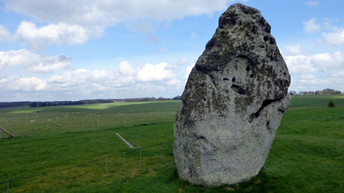 The Heel Stone, also known as the Friar's Heel or the Sun Stone, aligns the center of the circle with the rising sun at Summer Solstice (2017).