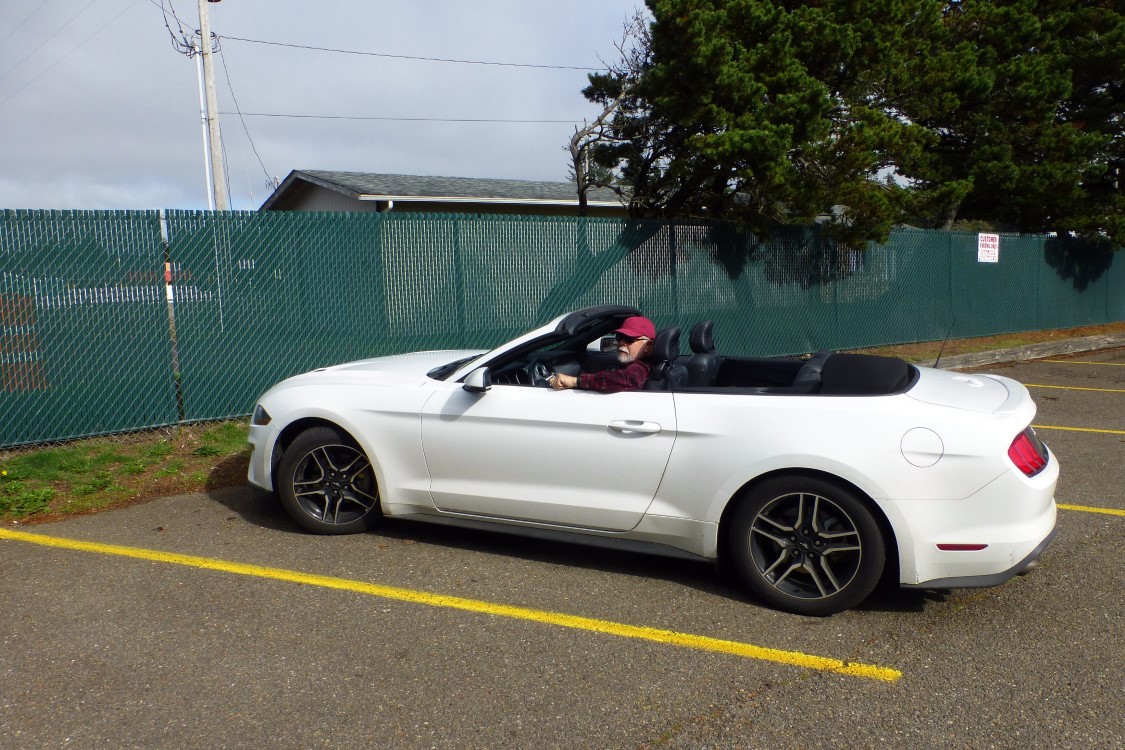 Finally, the temperature passed 60° and we figured it was time to let the top down. Thirty minutest later, realizing that riding on the shady side of the highway was still too chilly, we pulled over and put it backp! u