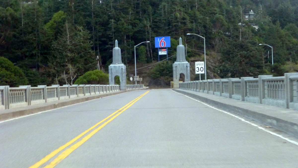 Entering Gold Beach, crossing the Issaac Lee Patterson Bridge. Another Conde McCullough bridge, his signature Art Deco pylons guard the exit. (Never did find where to pay the $6.)