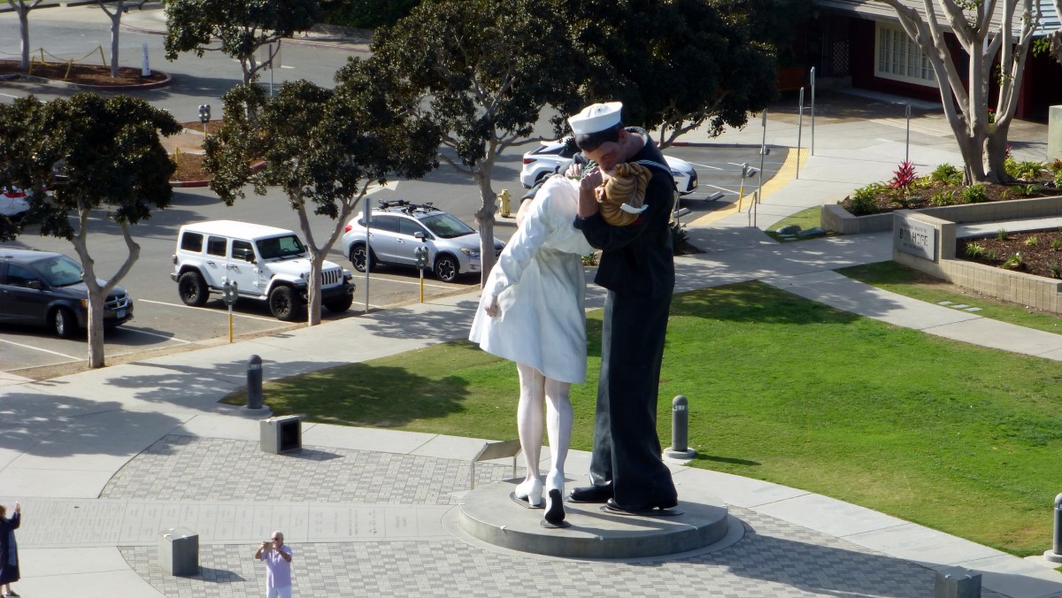 The 25 foot Kissing Statue recreates the photograph by Alfred Eisenstaedt in Times Square on VJ Day. It's official title is  "<i>Unconditional Surrender</i>".