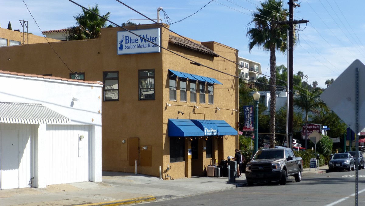 The Blue Water Seafood Market and Grill is a Triple D restaurant. I had a grilled Ahi sandwich and ½ a dozen oysters. Jr had a grilled swordfish sandwich. He declared that swordfish is his new fave fish.