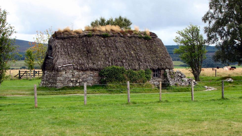 In 2005, Leanach Cottage looked somewhat dilapidated. It would later be rehabilitated and went on to inspire Diana Gabladon to write "Outlanter".