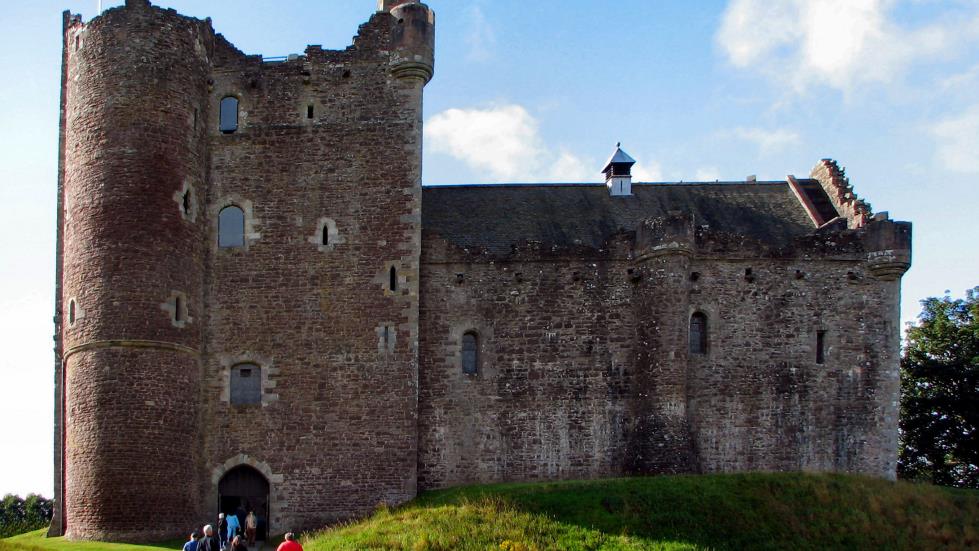 Bonnie Doune Castle is the style of a tower house and courtyard.