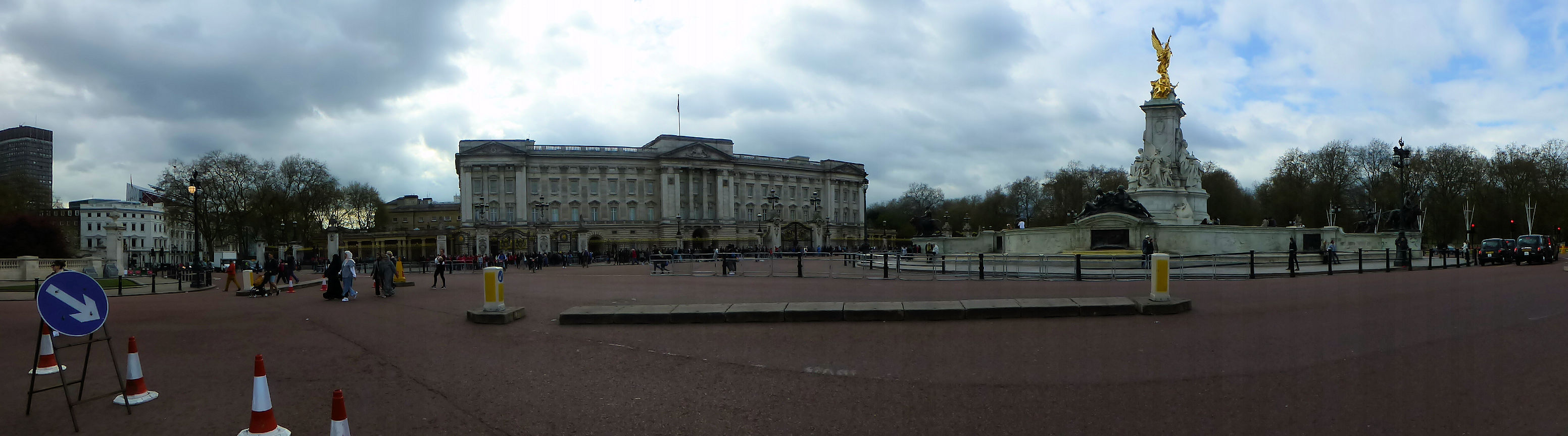 Buckingham Palace, a panoramic view (2017).