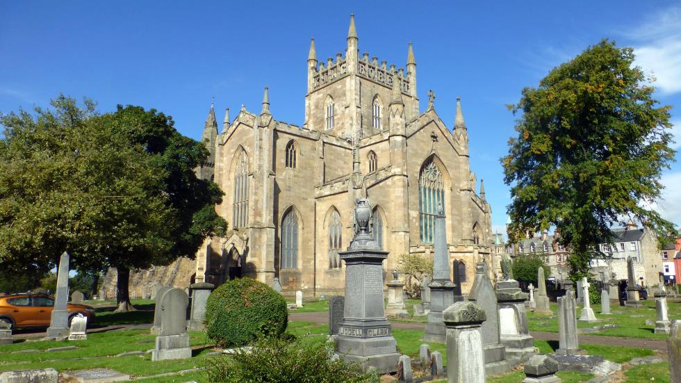 The modern Dunfermline Abbey. At the top of the steeple you can read KING ROBERT and on the remaining sides, of course, THE BRUCE.