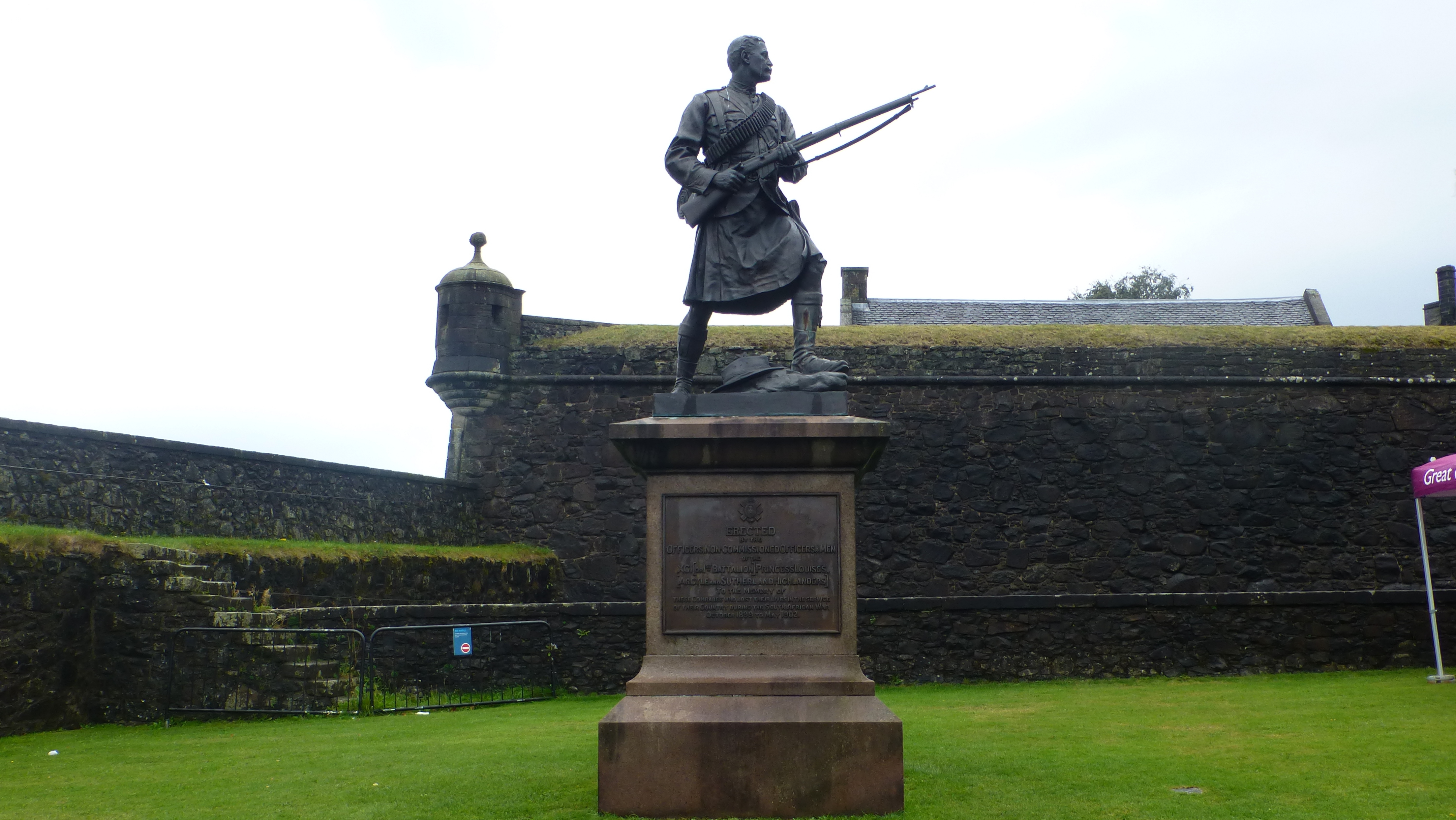The Argyll and Sutherland Highlanders monument stands watch opposite Robert the Bruce. (2022)