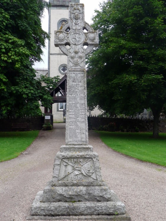 The Kenmore War Memorial lies at the entrance to Taymouth Castle